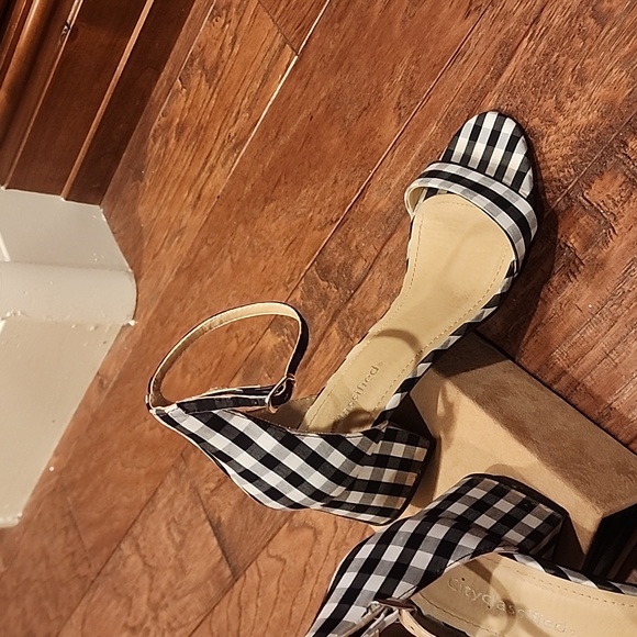 Shoes - Picture 3 of 4